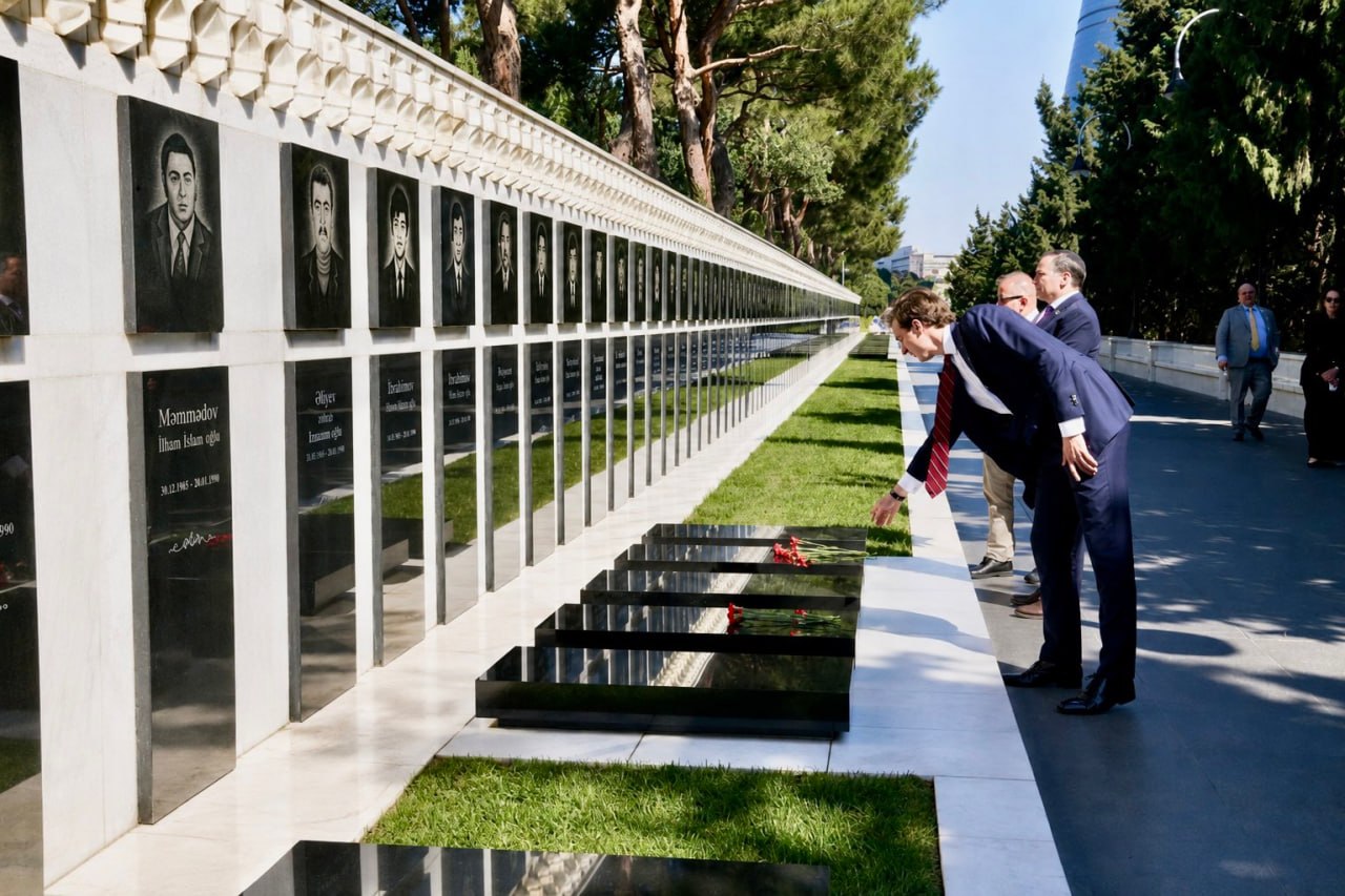 ABŞ dövlət katibinin köməkçisi Şəhidlər xiyabanını ziyarət etdi &ndash; FOTO